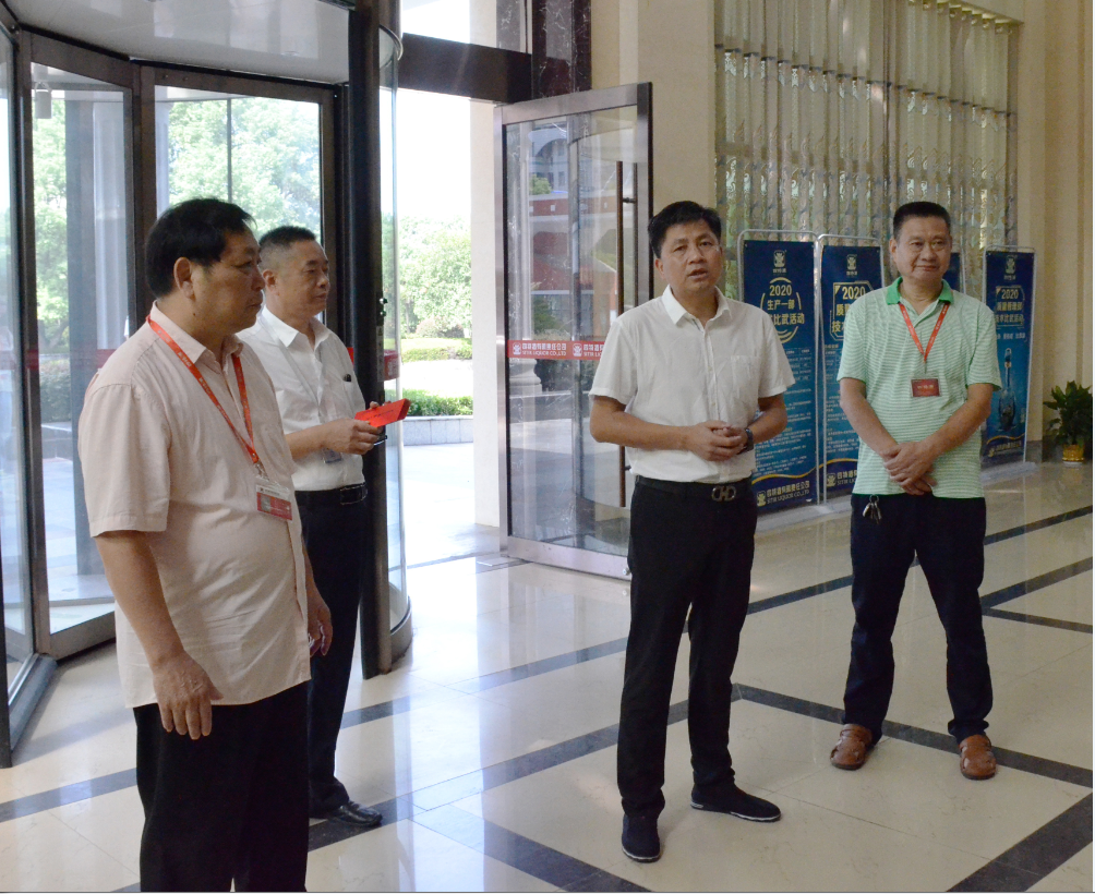 樟樹市人大常委會(huì)副主任、市總工會(huì)黨組書記、總工會(huì)主席周新根等市領(lǐng)導(dǎo)一行至我司慰問困難職工